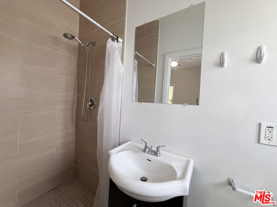 1254 W 37th Drive 1248 Property Photo 10