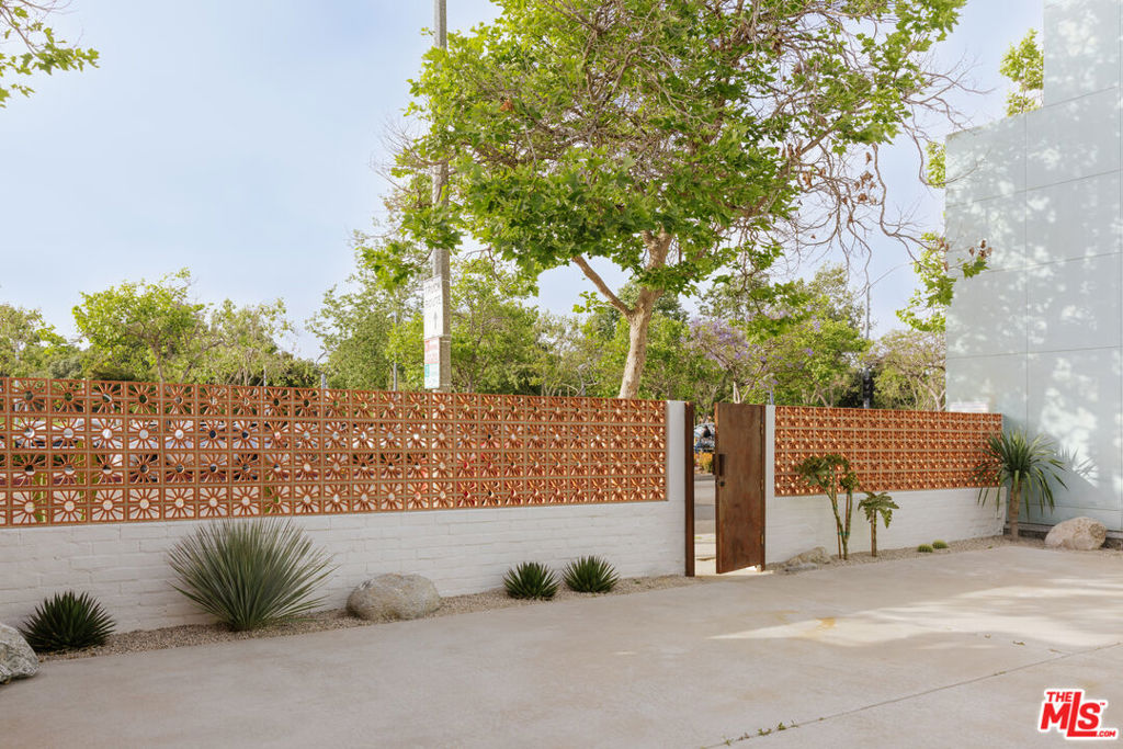 2218 Pico Boulevard Property Photo 3