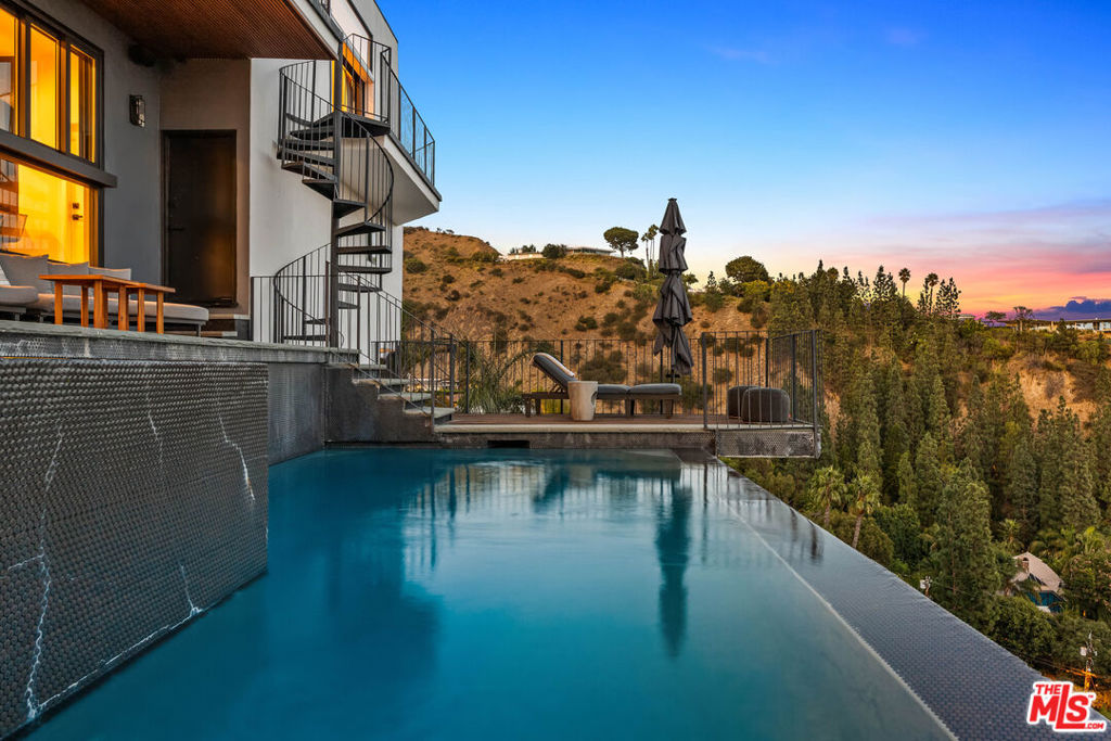 8425 Hillside Avenue Property Photo 10