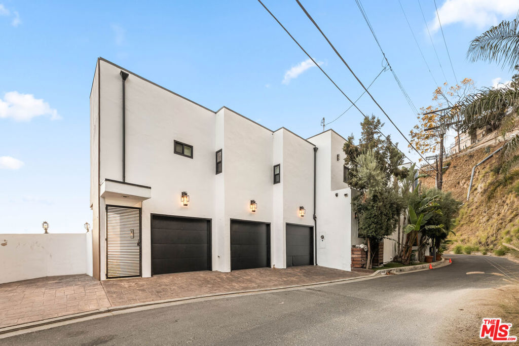 8425 Hillside Avenue Property Photo 15