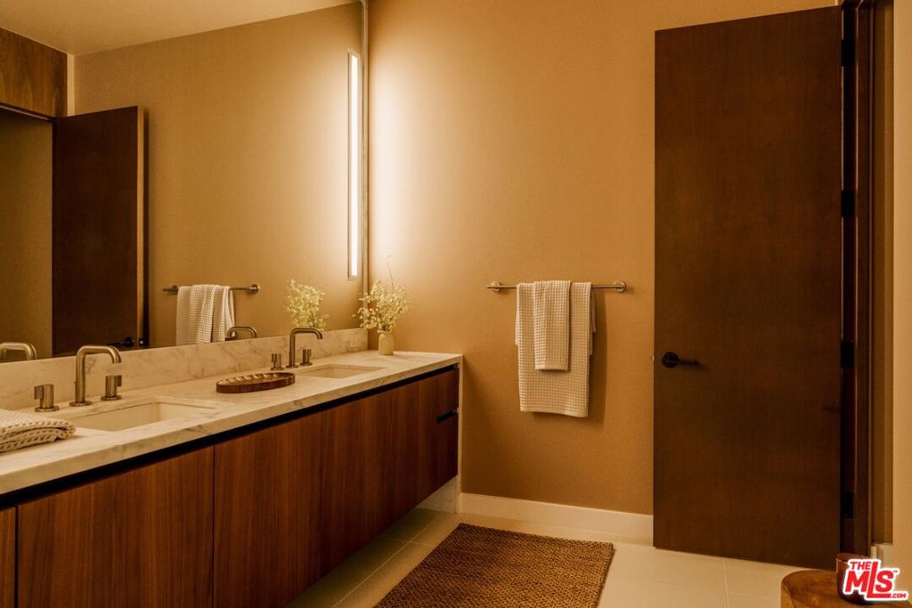 702 N Doheny Drive 101 Property Photo 4