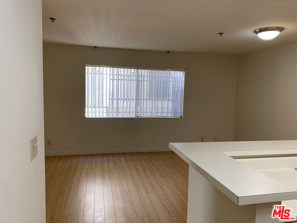 420 S Harvard Boulevard 101 Property Photo 3