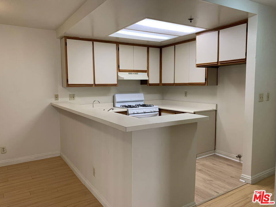 420 S Harvard Boulevard 101 Property Photo 4