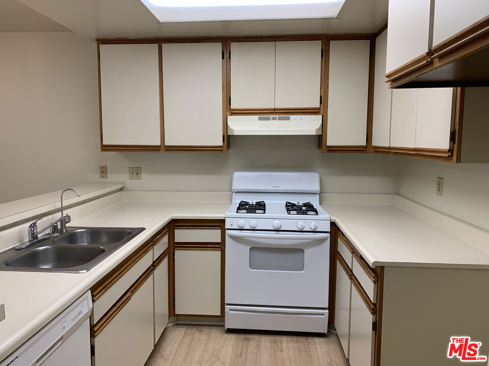 420 S Harvard Boulevard 101 Property Photo 5