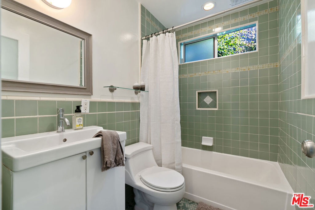 32 N Venice Boulevard Property Photo 9
