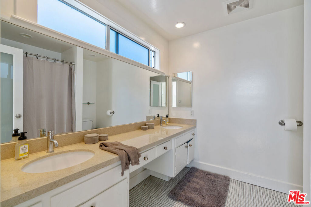32 N Venice Boulevard Property Photo 14