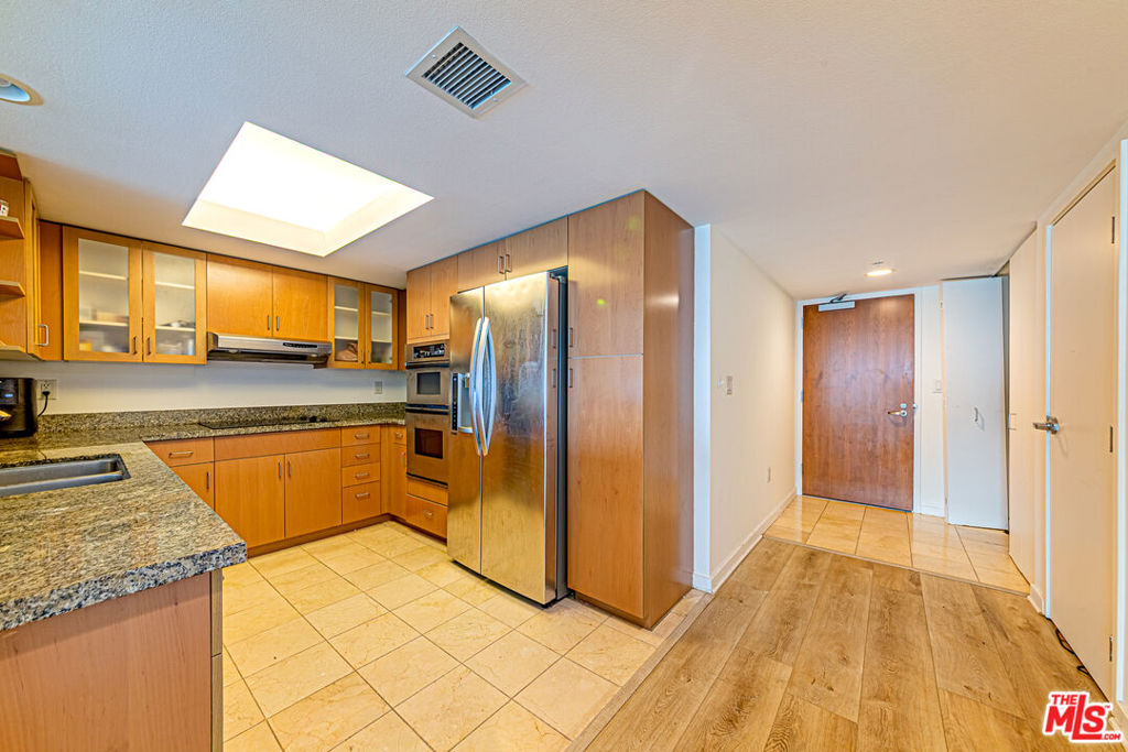 13700 Marina Pointe Drive 1018 Property Photo 4