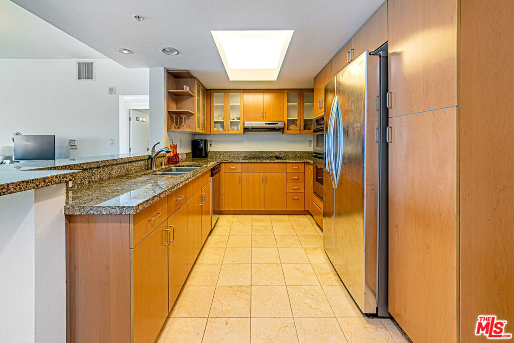 13700 Marina Pointe Drive 1018 Property Photo 5