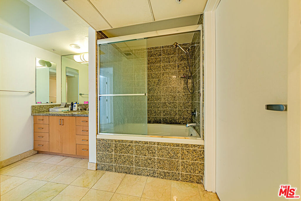 13700 Marina Pointe Drive 1018 Property Photo 22