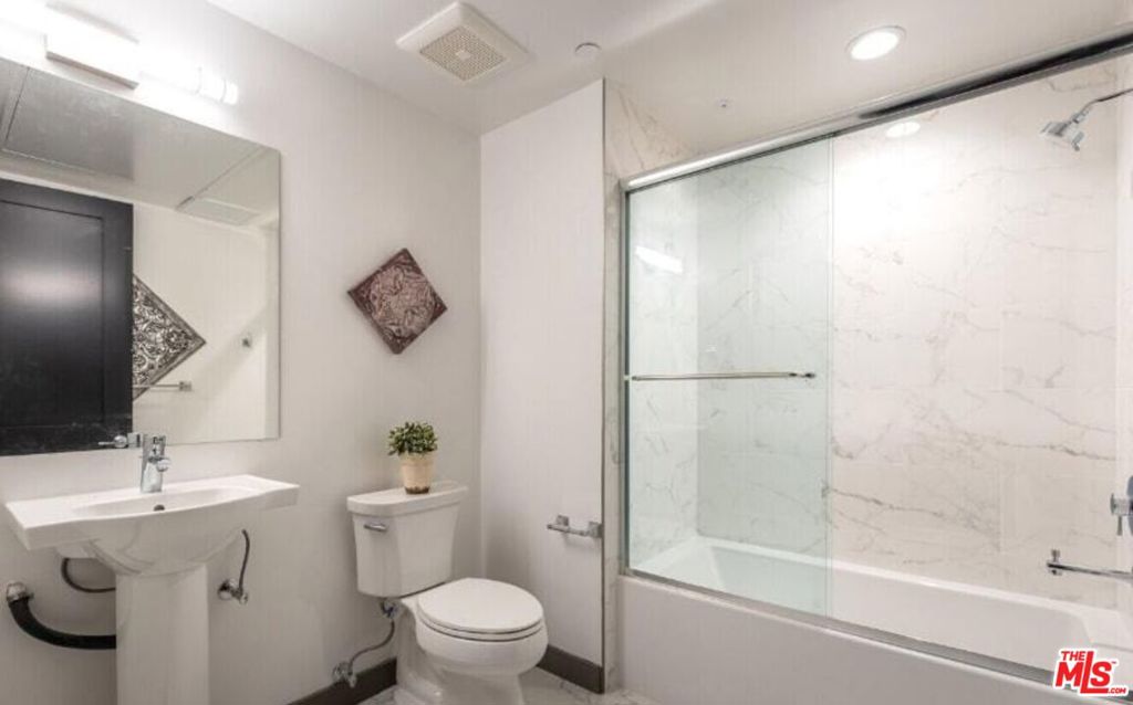 552 N Hobart Boulevard 316 Property Photo 6