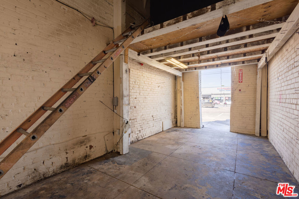 110 E 62nd Street Property Photo 31