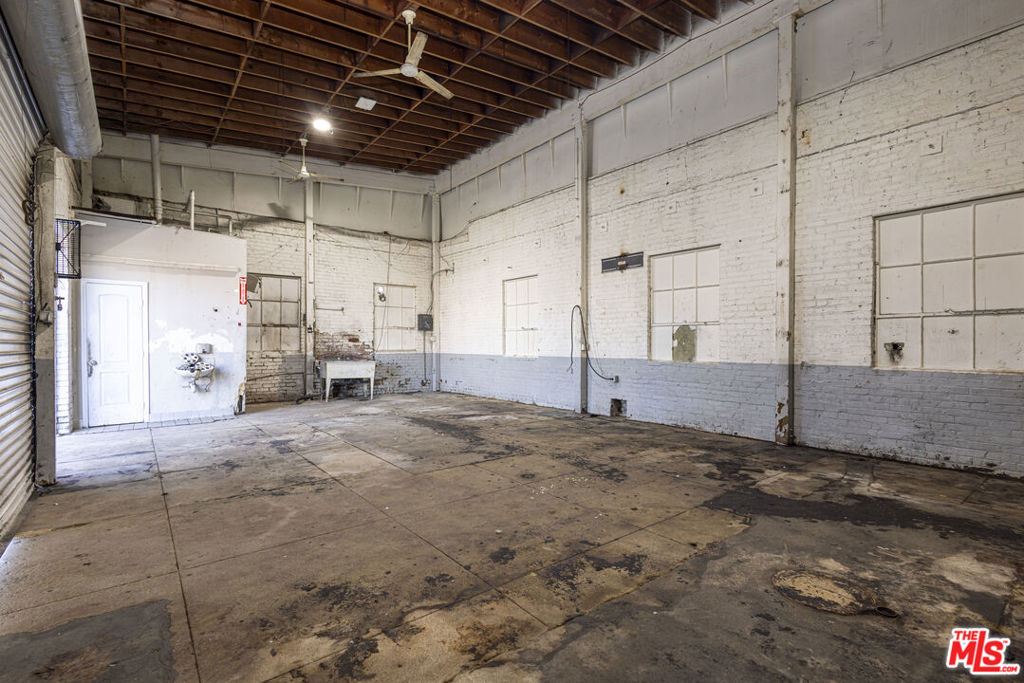 110 E 62nd Street Property Photo 33