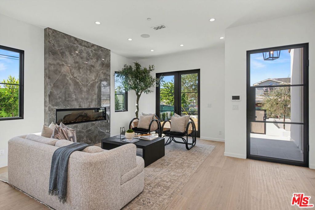16011 Miami Way Property Photo 4