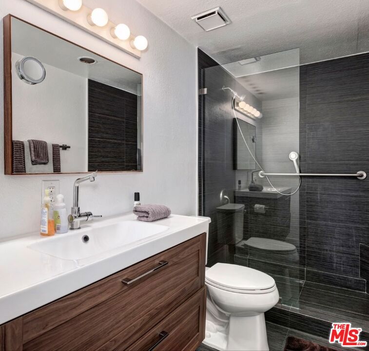 804 Westmount Drive Property Photo 21