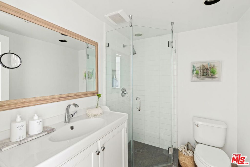 804 Westmount Drive Property Photo 28