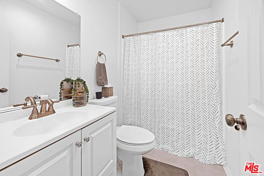 620 W Hyde Park Boulevard 117 Property Photo 6