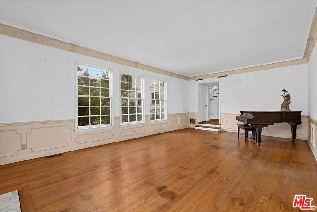 10546 Lindbrook Avenue Property Photo 8