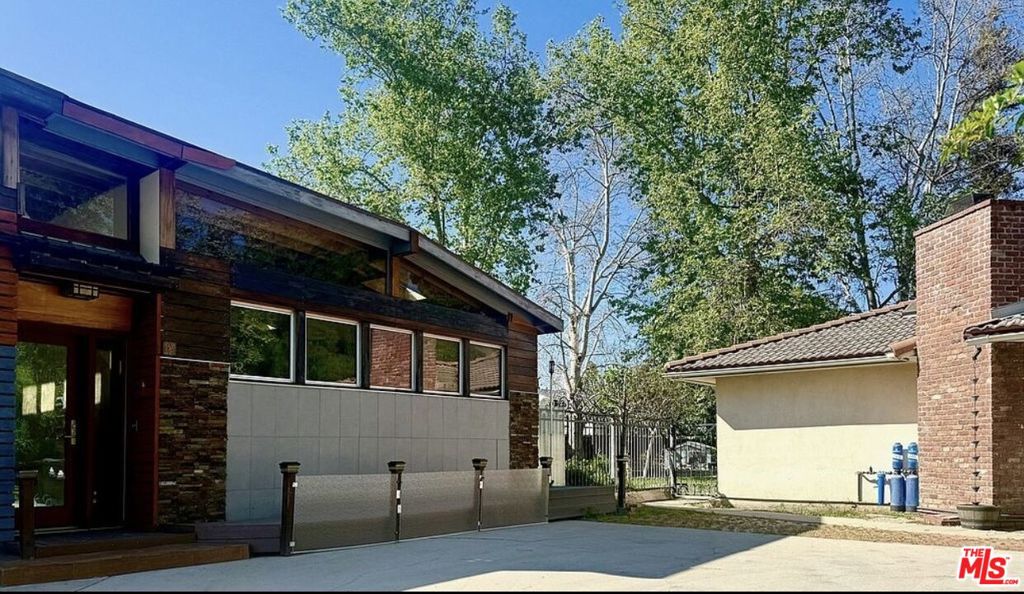 8311 Sale Avenue Property Photo 3