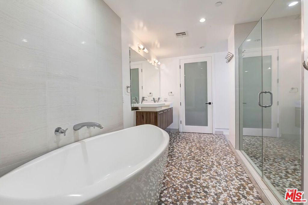 225 S Hamilton Drive 106 Property Photo 25