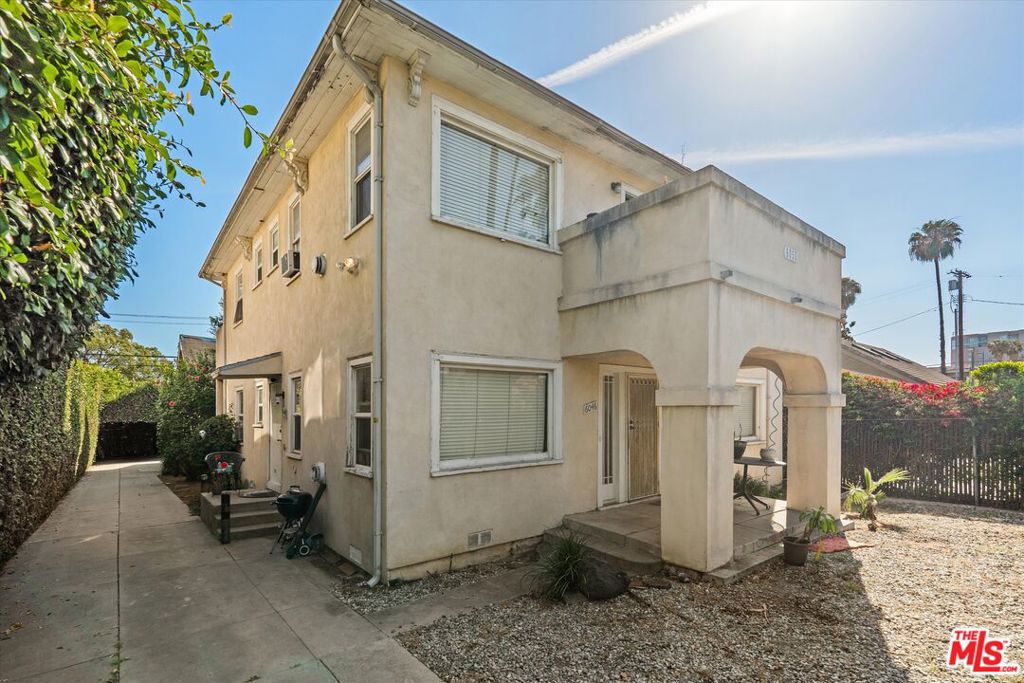 6046 Carlton Way Property Photo 2