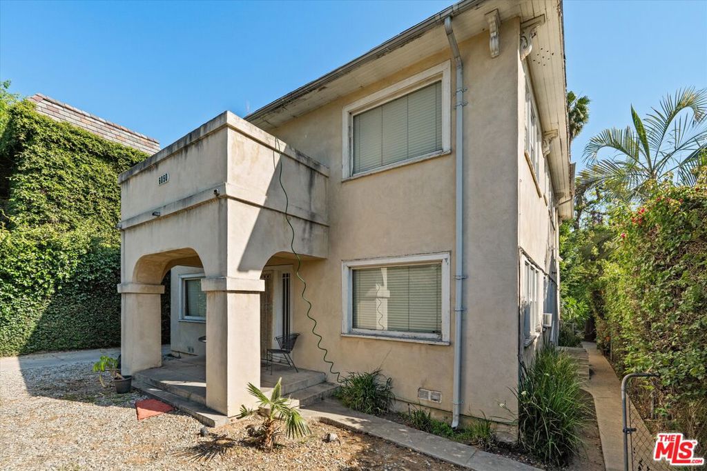 6046 Carlton Way Property Photo 3