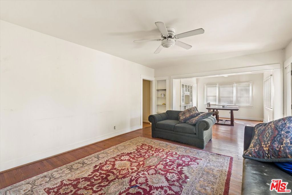 6046 Carlton Way Property Photo 4