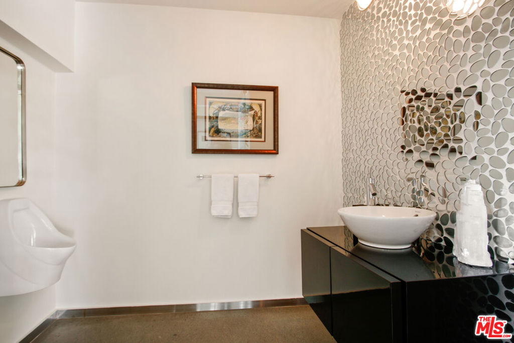 9416 Beverly Crest Drive Property Photo 39