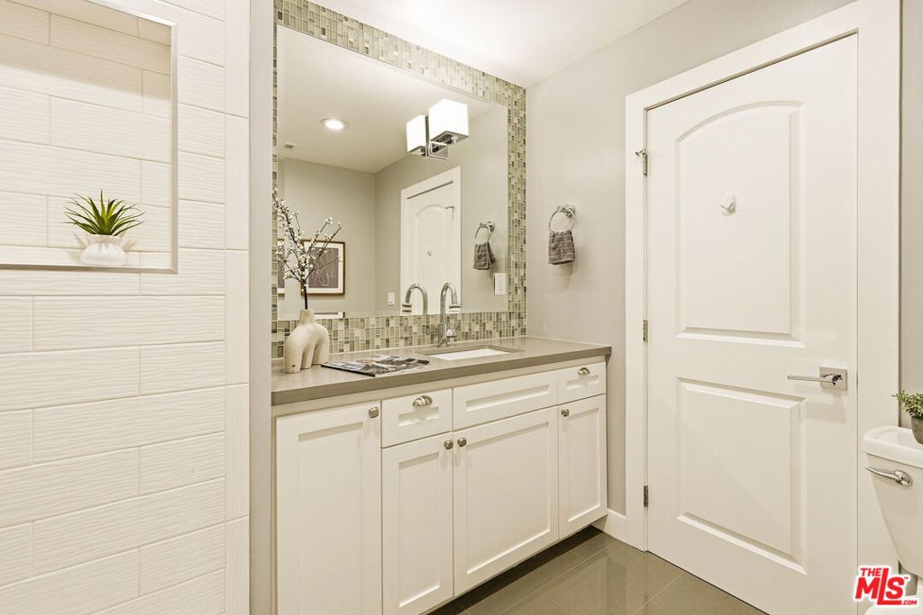1026 S Windsor Boulevard Property Photo 36