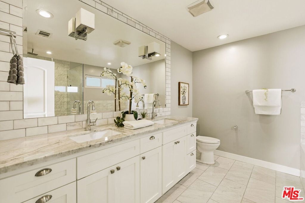 1026 S Windsor Boulevard Property Photo 44