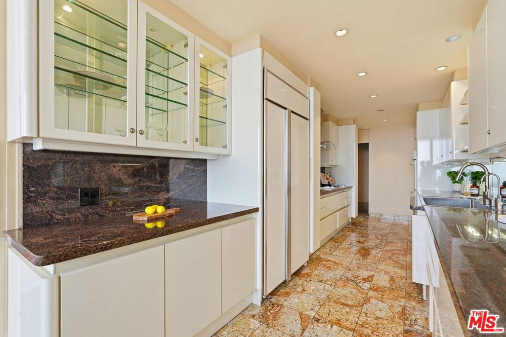 1333 S Beverly Glen Boulevard 902 Property Photo 8