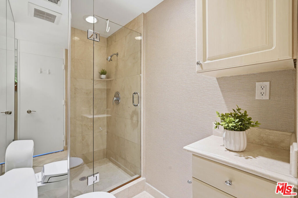 1333 S Beverly Glen Boulevard 902 Property Photo 16