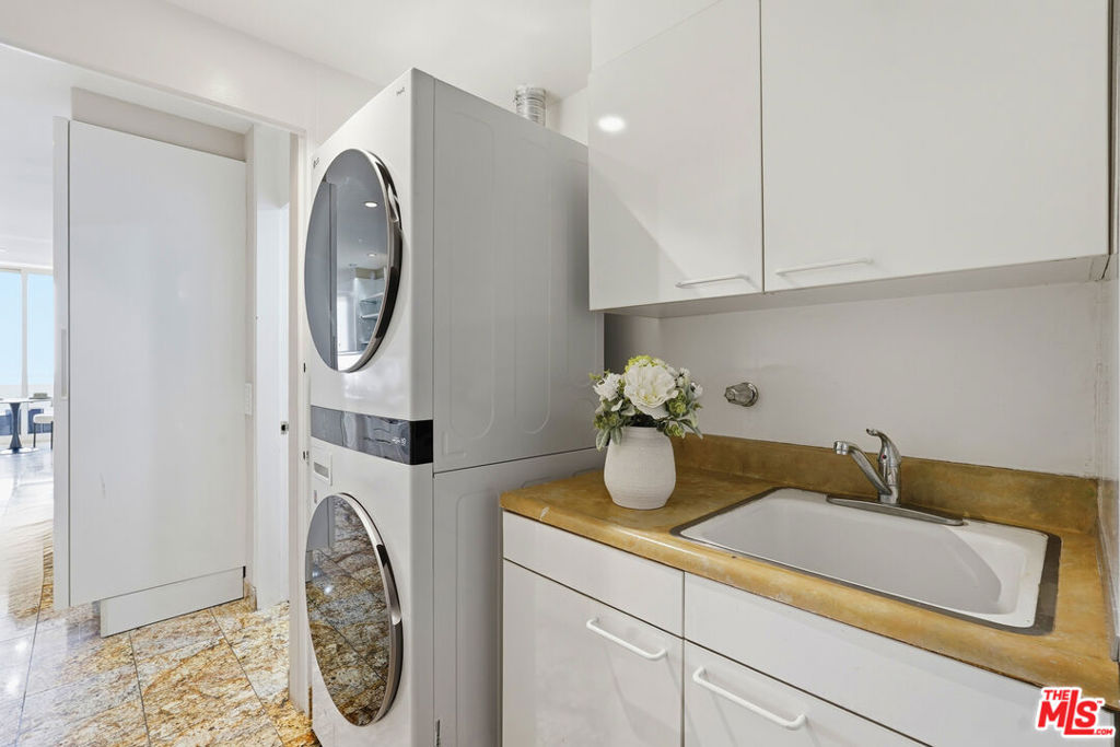 1333 S Beverly Glen Boulevard 902 Property Photo 17