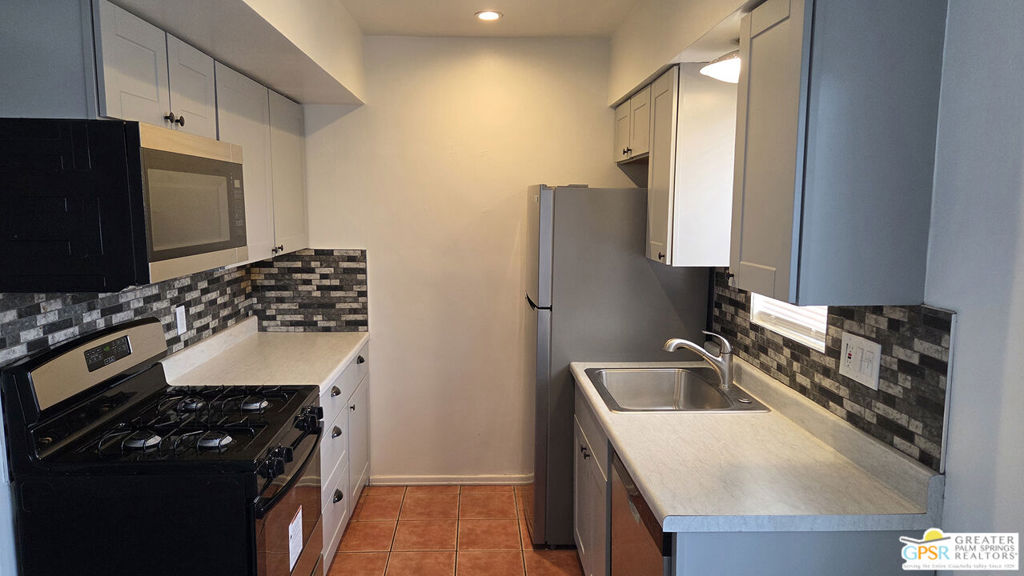 2290 S Palm Canyon Drive 114 Property Photo 6