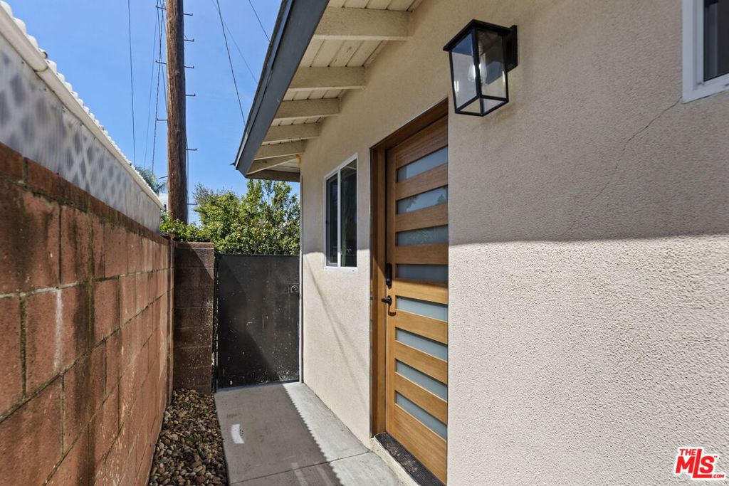 6229 Sylvia Avenue Property Photo 2