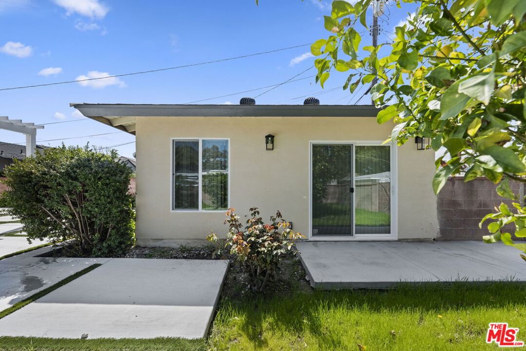 6229 Sylvia Avenue Property Photo 3