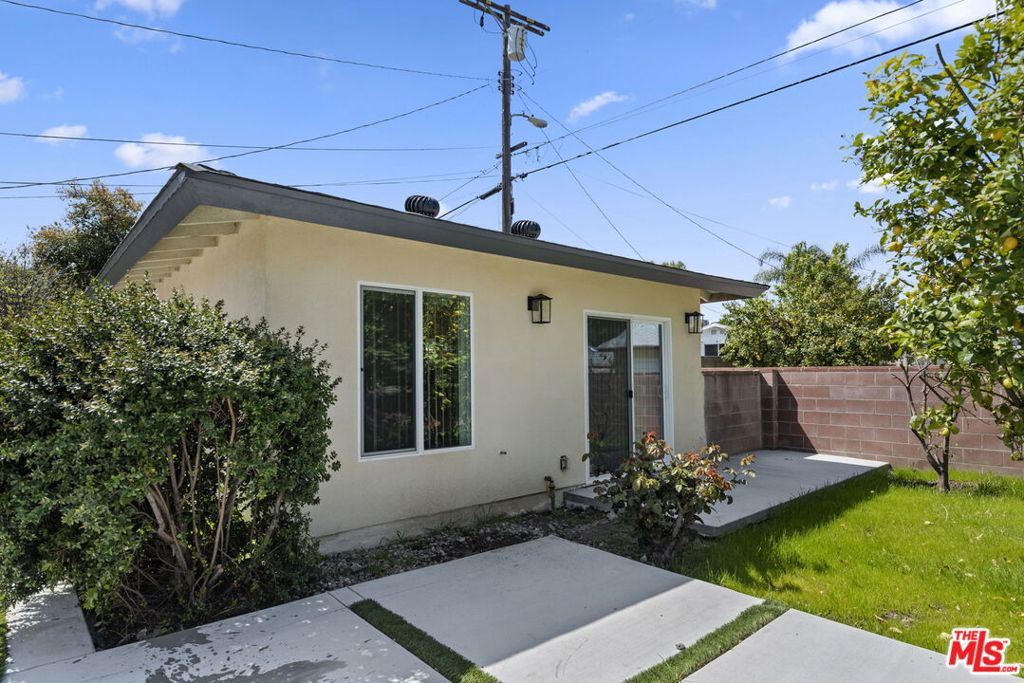 6229 Sylvia Avenue Property Photo 4