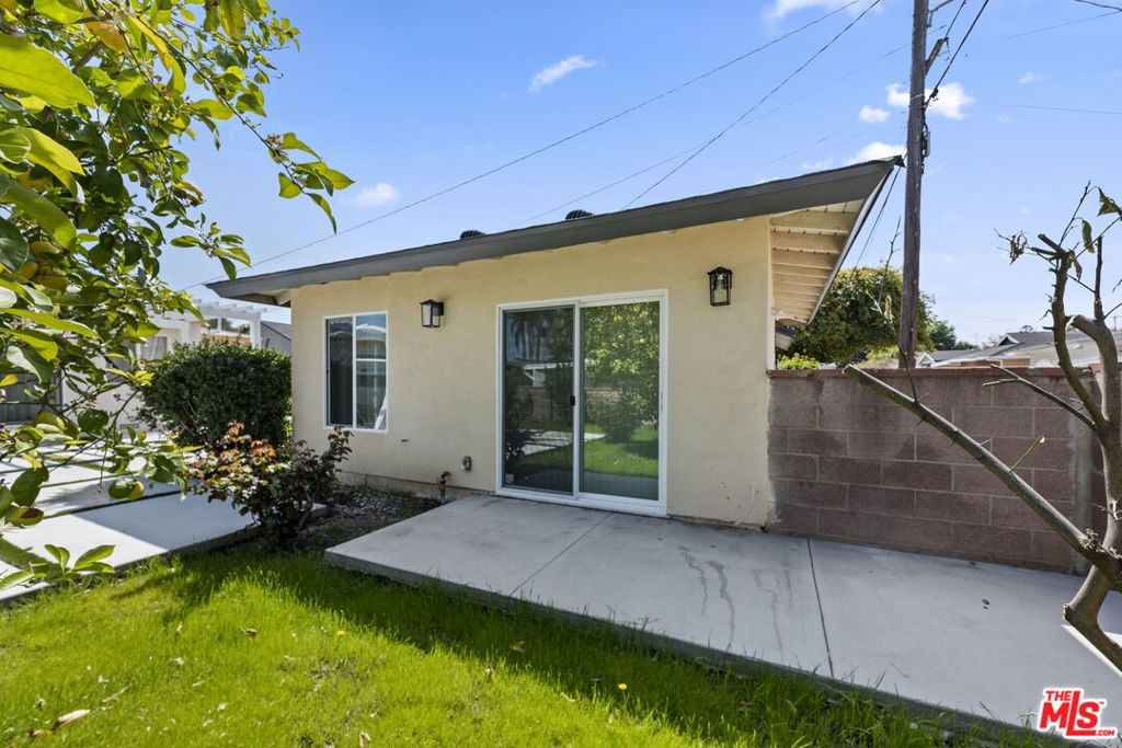 6229 Sylvia Avenue Property Photo 5
