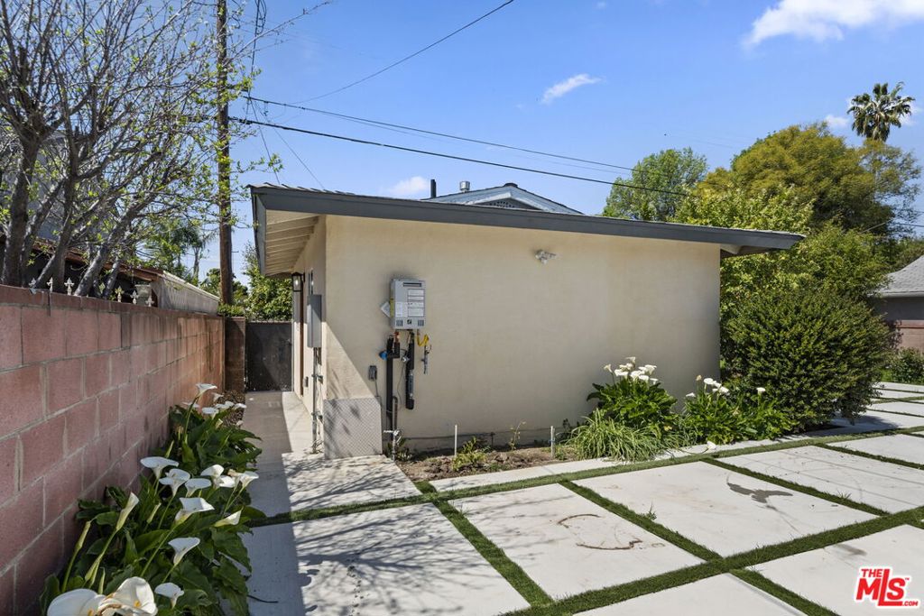 6229 Sylvia Avenue Property Photo 6