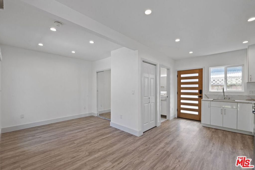 6229 Sylvia Avenue Property Photo 8