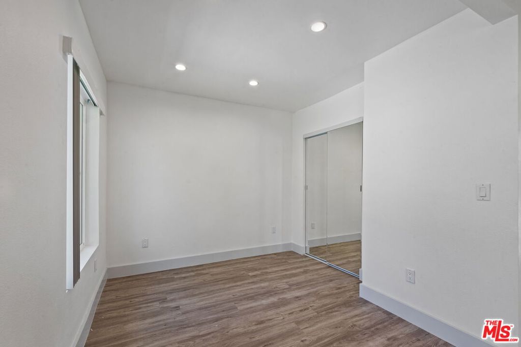 6229 Sylvia Avenue Property Photo 9