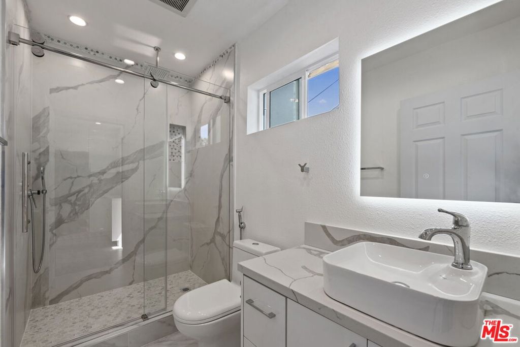 6229 Sylvia Avenue Property Photo 13