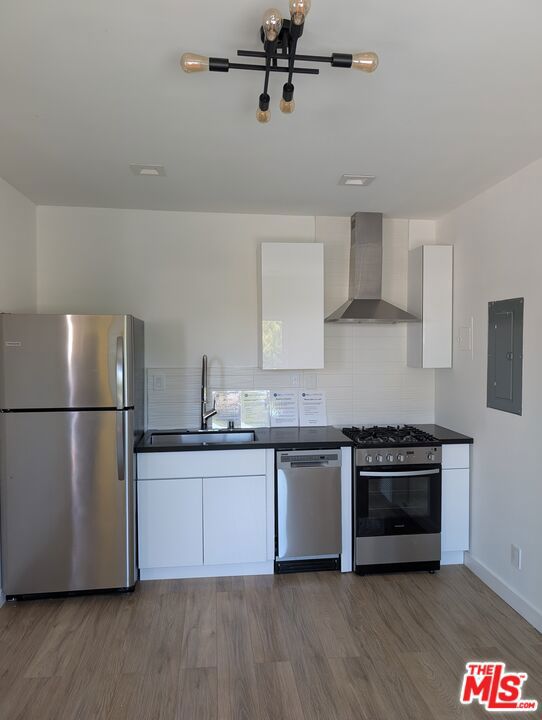 2626 Cloverfield Boulevard 10 Property Photo 3