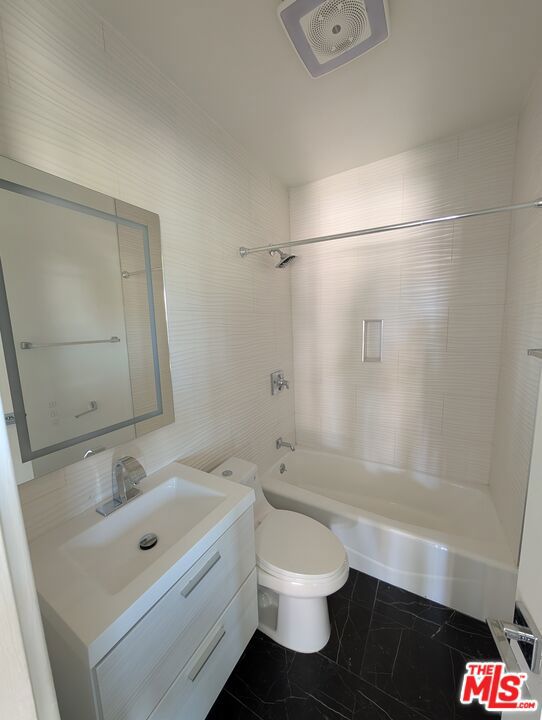 2626 Cloverfield Boulevard 10 Property Photo 5