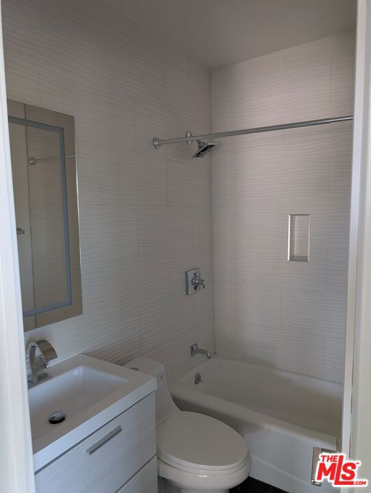 2626 Cloverfield Boulevard 10 Property Photo 6