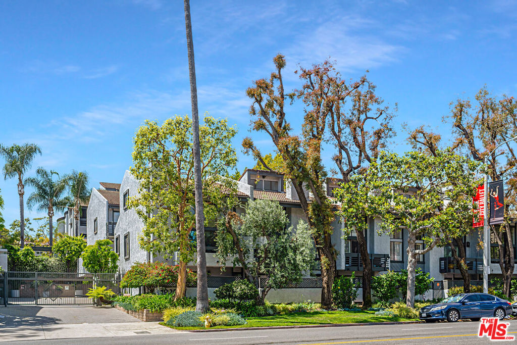 1925 S Beverly Glen Boulevard 40 Property Photo 3