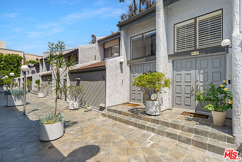 1925 S Beverly Glen Boulevard 40 Property Photo 5