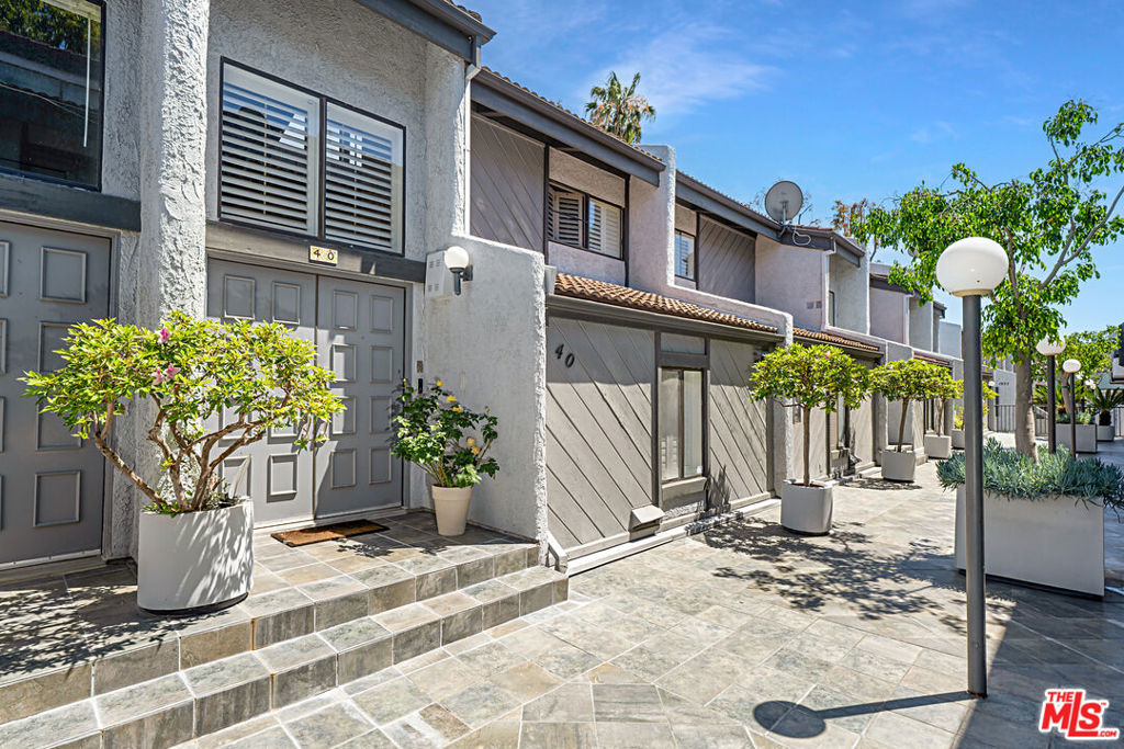 1925 S Beverly Glen Boulevard 40 Property Photo 6