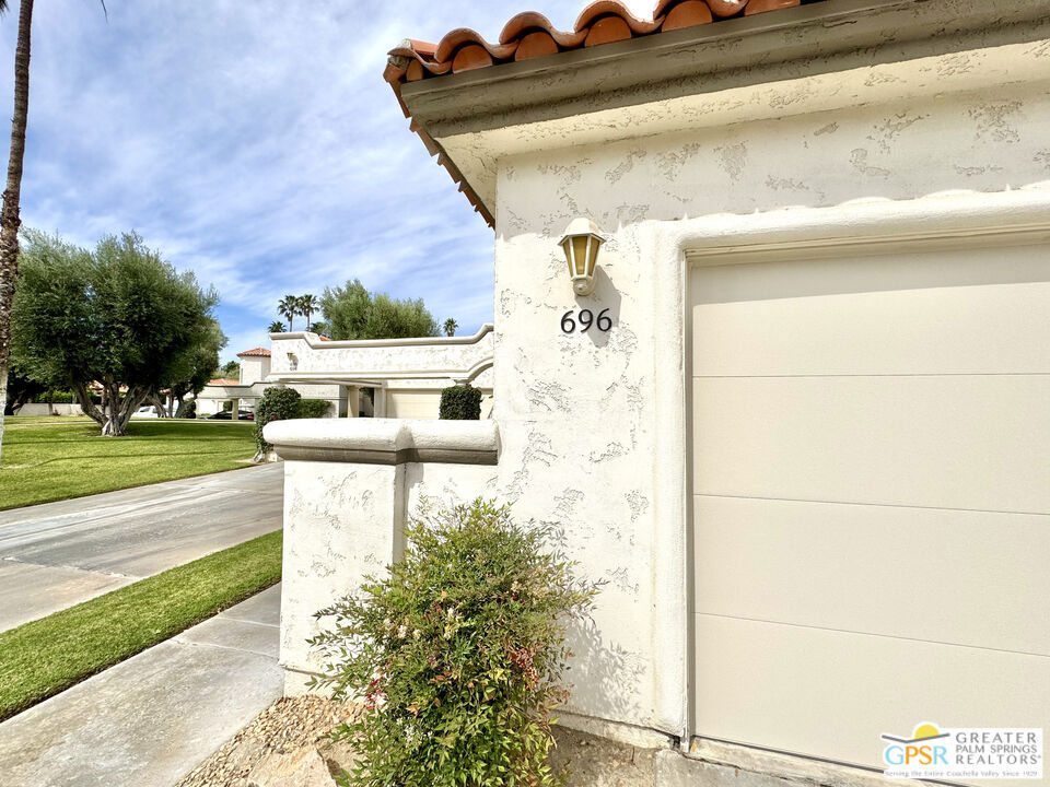 696 Vista Lago Circle Property Photo 2