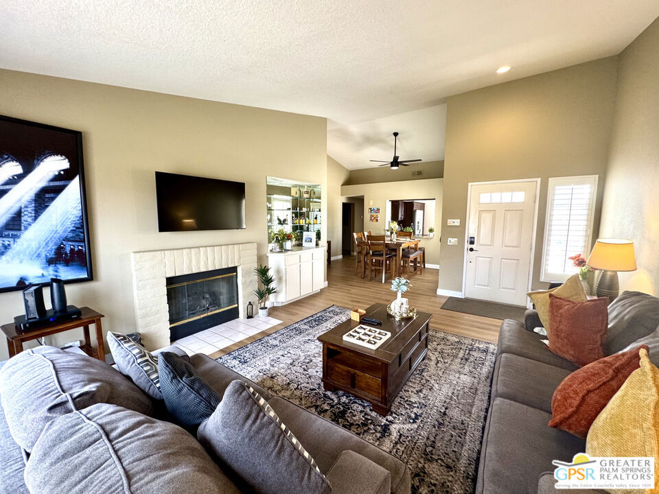 696 Vista Lago Circle Property Photo 8