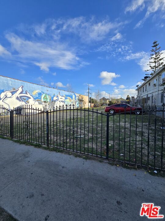 142 E Vernon Avenue Property Photo 2